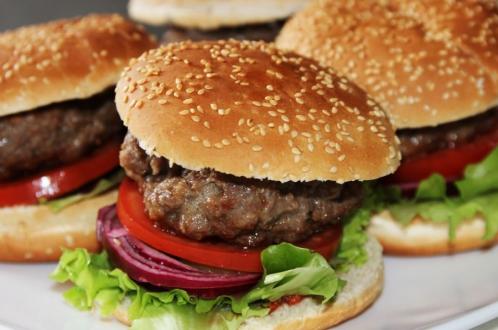 В Думе хотят уравнять гамбургер с водкой