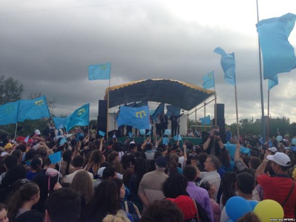 Крымские татары провели День флага в симферопольском микрорайоне Фонтаны