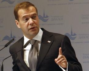 Медведев пригрозил &quot;неограниченной&quot; реакцией