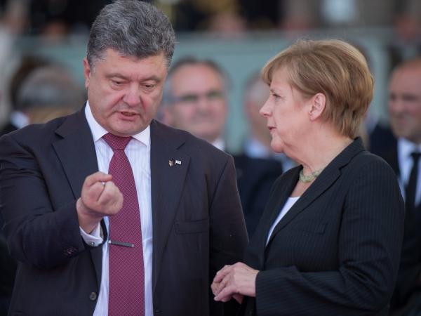 Украинские эксперты уверены, что Меркель приехала в Киев уговаривать Порошенко признать Крым за Россией