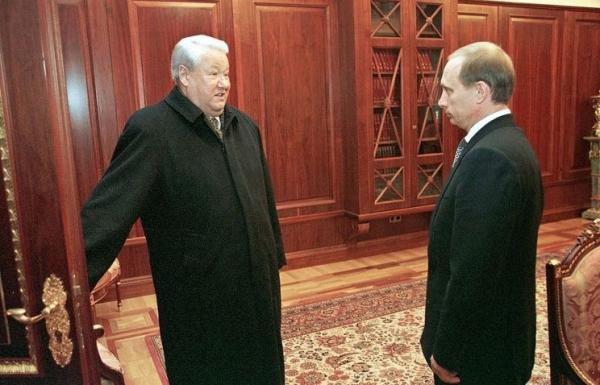Бывший президент России Борис Ельцин и президент Владимир Путин 31 декабря 1999 года