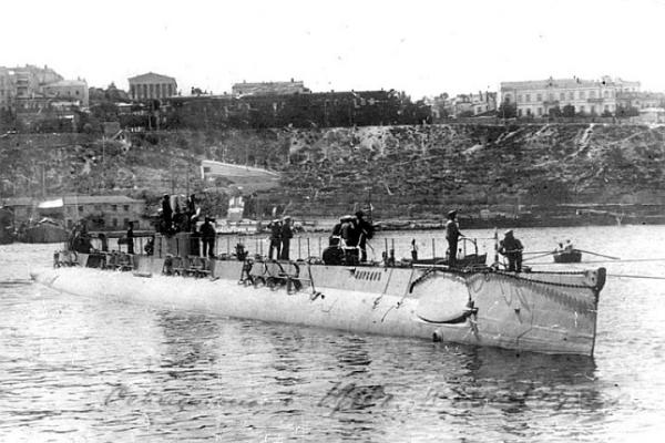 Подводная лодка проекта «Holland 31A» у берегов Севастополя